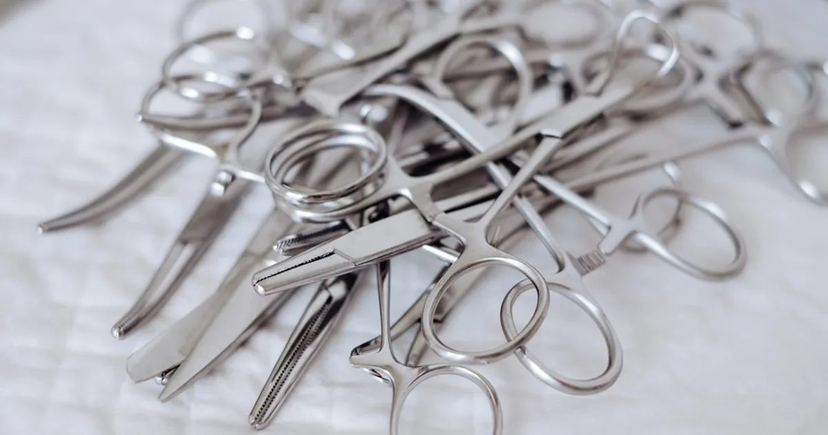 Instruments chirurgicaux en inox stérilisés, matériel professionnel de cabinet vétérinaire