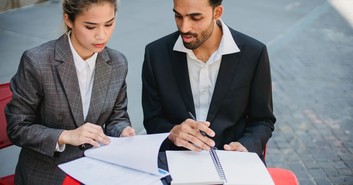 Associés signant un montage d'assurance croisée pour protéger leur société