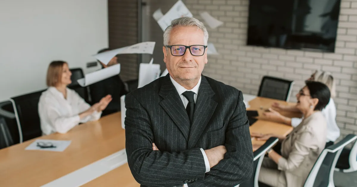 Dirigeant en réunion avec son équipe, illustrant le concept d'homme clé dans l'entreprise