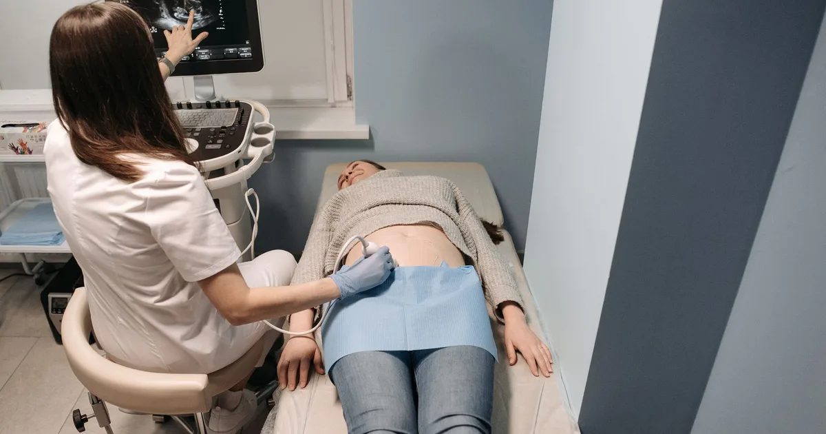 Sage-femme libérale examinant ses contrats d'assurance professionnelle et de prévoyance