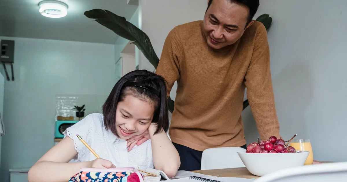 Indépendant calculant le capital décès nécessaire pour protéger sa famille