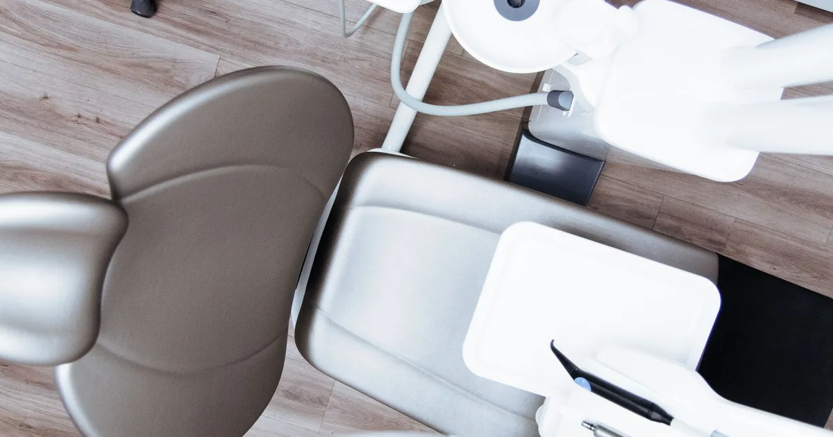 Vue en plongée d'un fauteuil et d'un équipement de cabinet dentaire vides