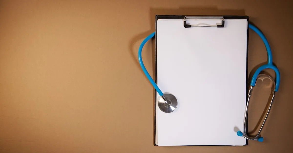 Documents de cotisations sociales et calculatrice pour un professionnel de santé libéral