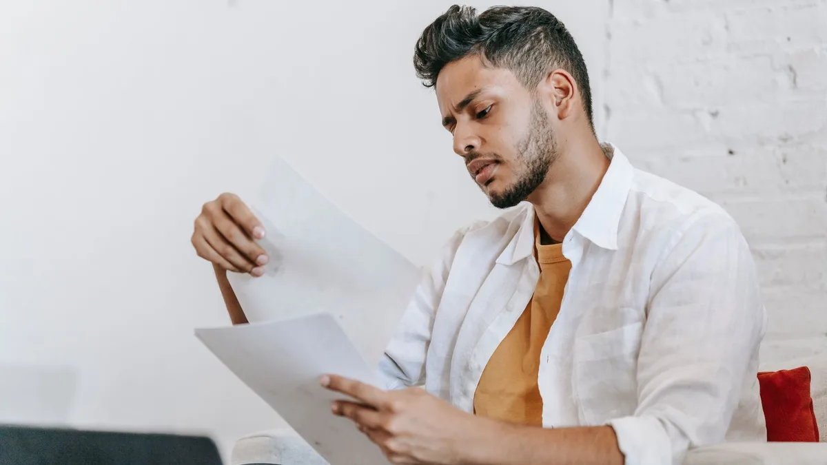 Indépendant évaluant les critères de sa prévoyance TNS