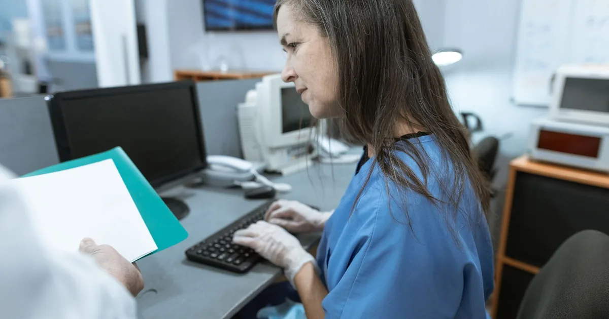 Infirmière libérale préparant son installation en cabinet