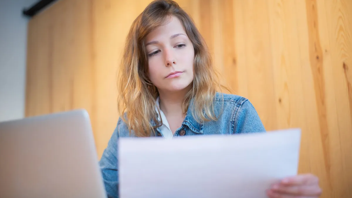 Indépendante comparant ses contrats mutuelle et prévoyance