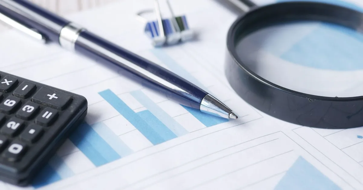 Calculatrice et documents utilisés pour calculer le disponible fiscal Madelin d'un TNS