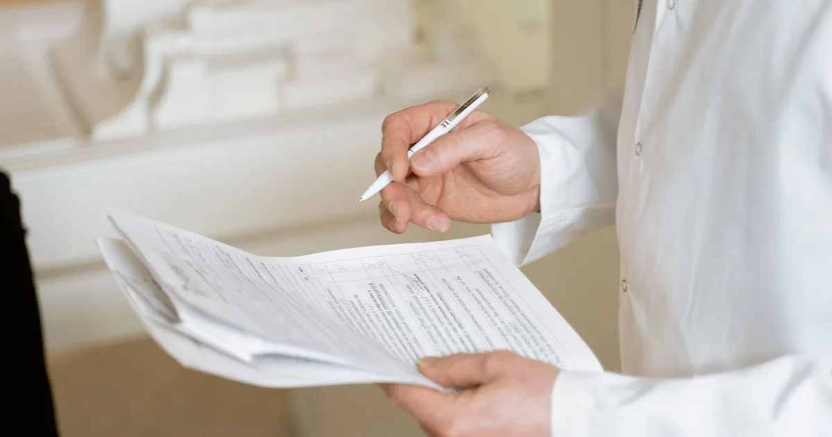 Médecin expliquant les garanties prévoyance à un professionnel libéral