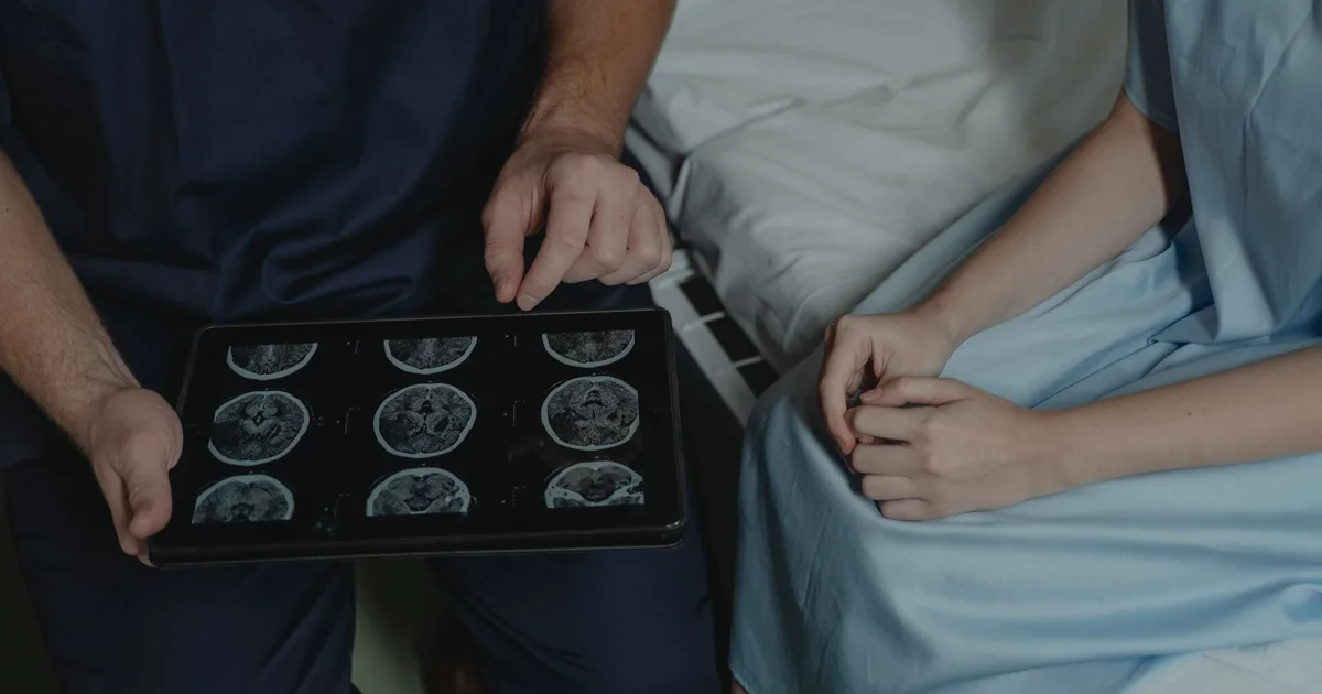 Médecin conseil évaluant le taux d'invalidité d'un professionnel libéral