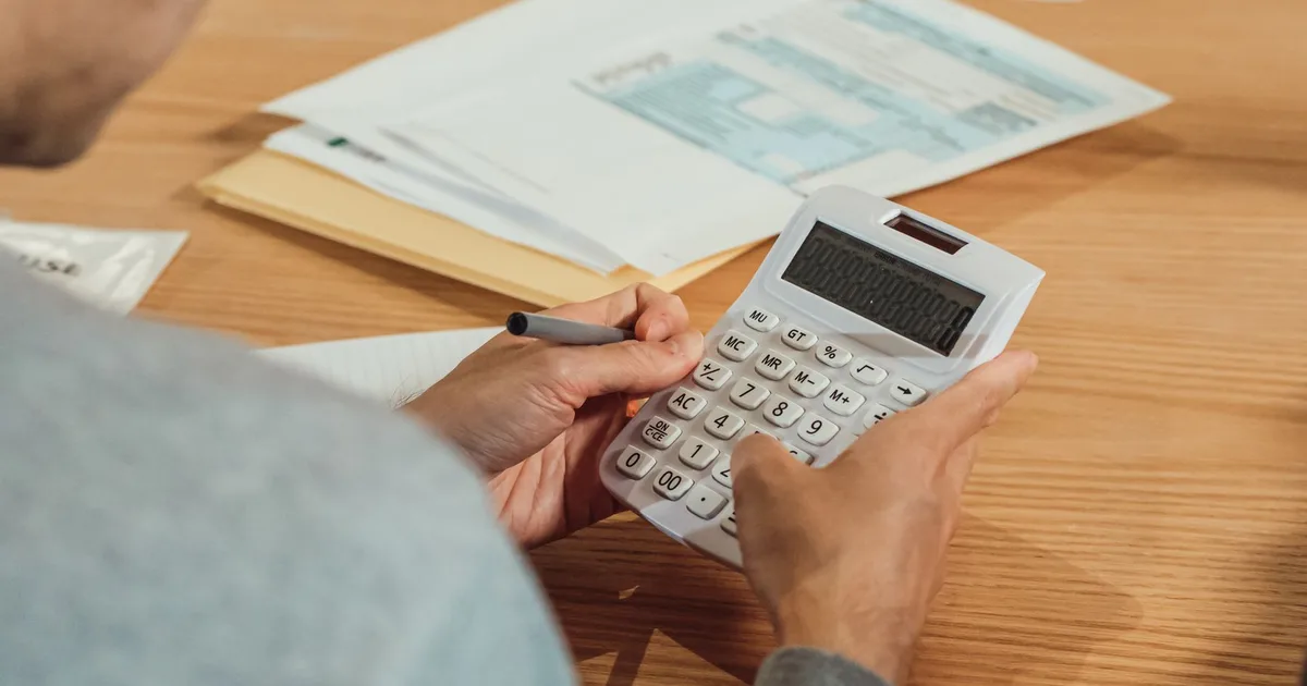 Dossier de contrat Madelin avec calculatrice et documents sur un bureau