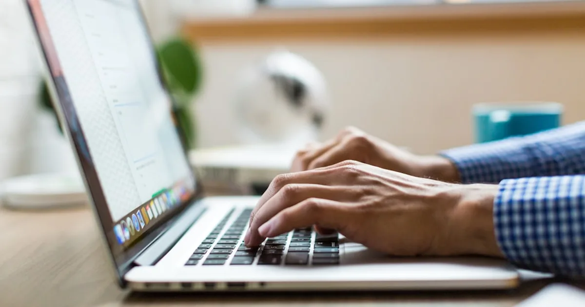 Indépendant consultant un simulateur de retraite en ligne sur son ordinateur portable