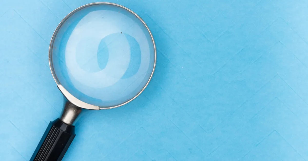 Lunettes de lecture posées sur des documents de comparaison de contrats de mutuelle