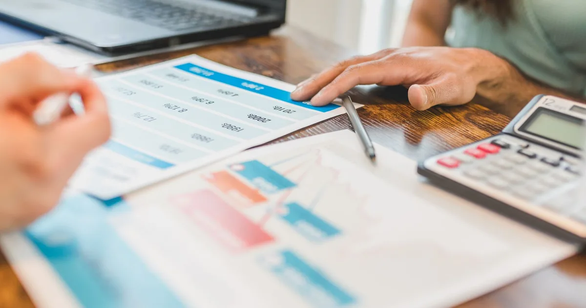 Indépendant calculant sa stratégie d'optimisation fiscale de prévoyance TNS