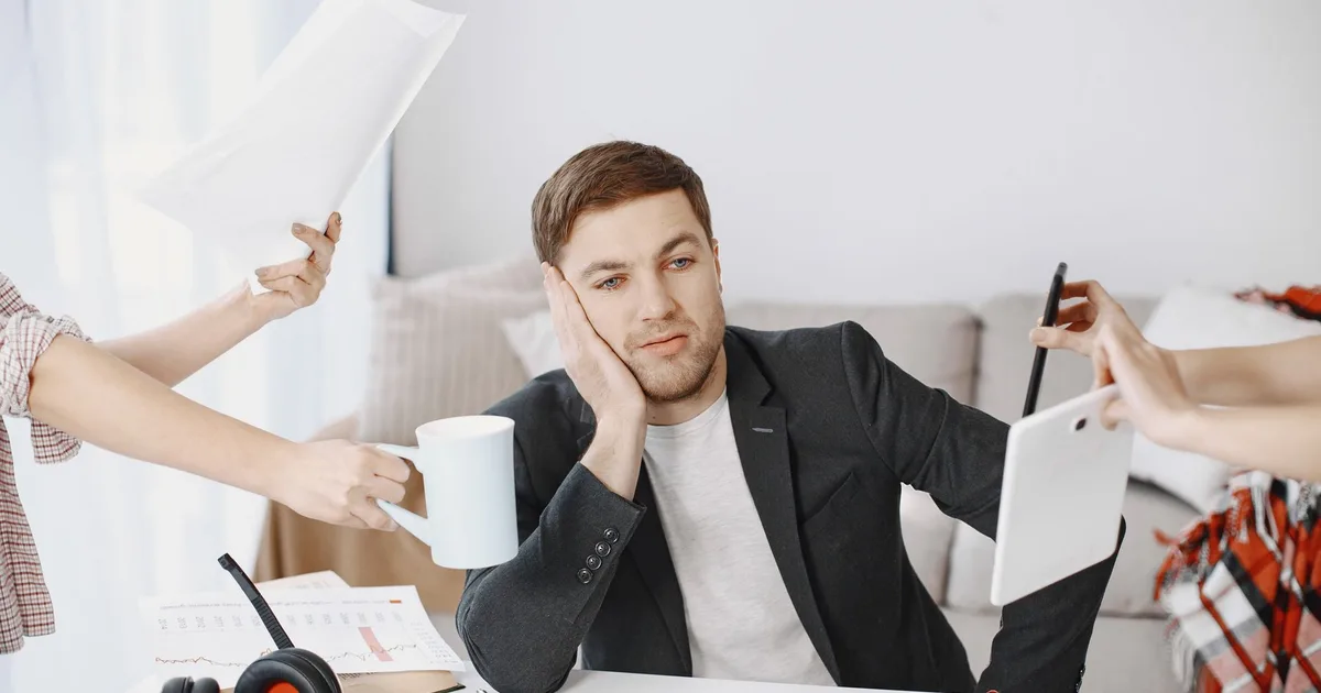 Indépendant épuisé au travail s'interrogeant sur sa couverture prévoyance