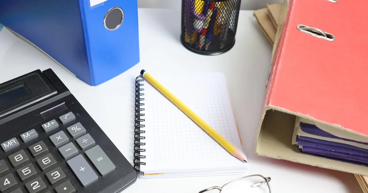 Deux dossiers de contrat de prévoyance posés côte à côte sur un bureau, l'un collectif et l'un individuel