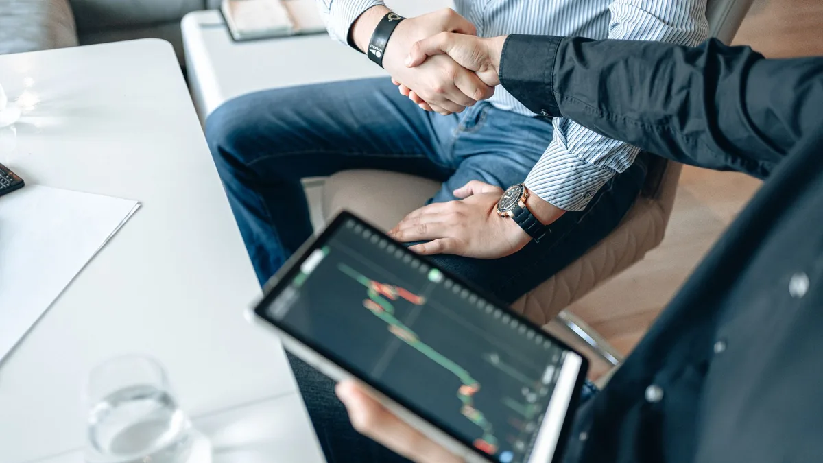 Associés sécurisant le rachat des parts par une prévoyance croisée