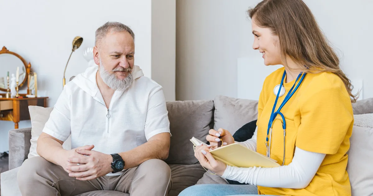 Infirmière libérale préparant sa tournée et consultant sa couverture prévoyance