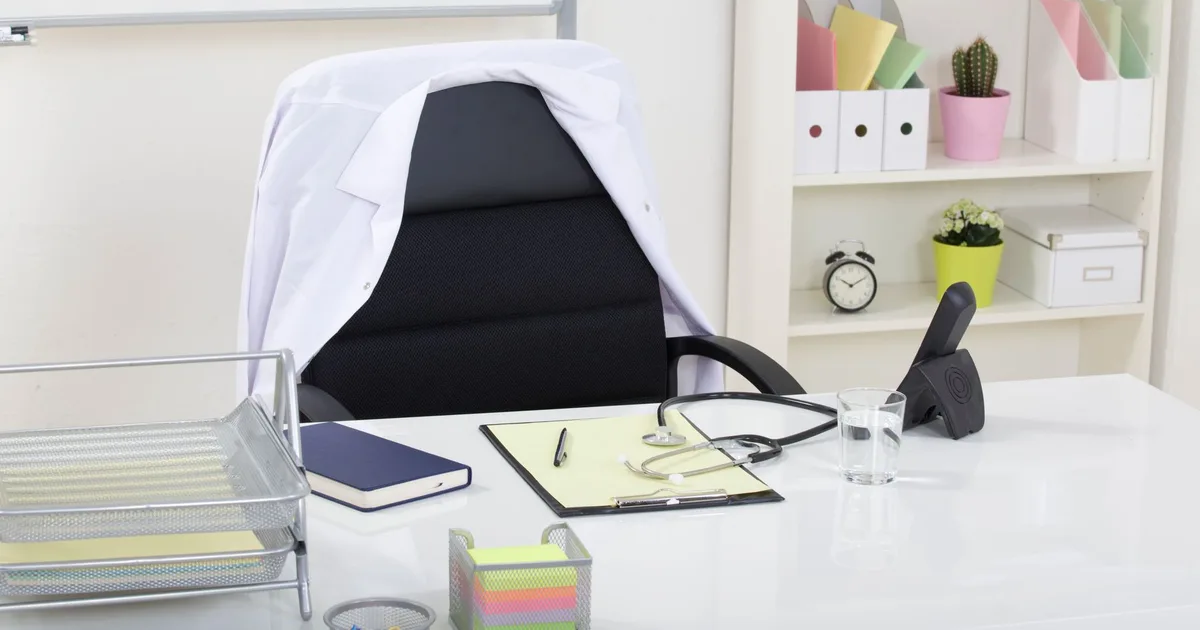 Personne consultant un document médical pour une prévoyance mal de dos et troubles psychologiques