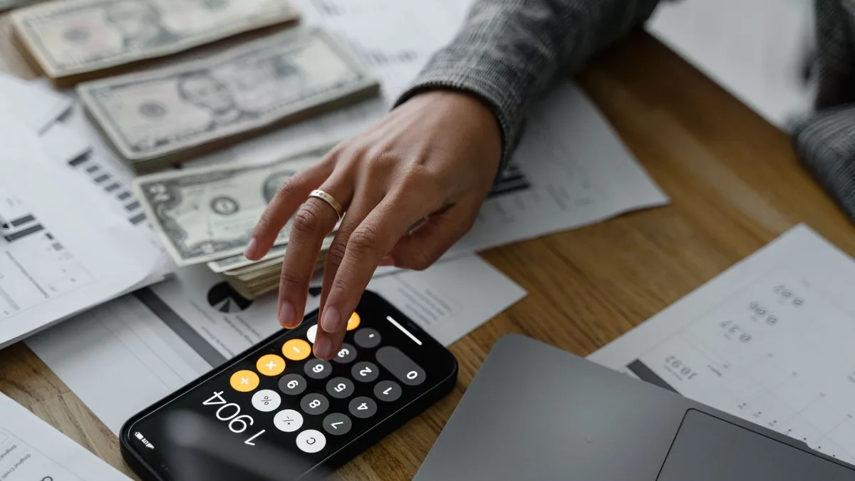 Pharmacien calculant sa couverture prévoyance et ses charges