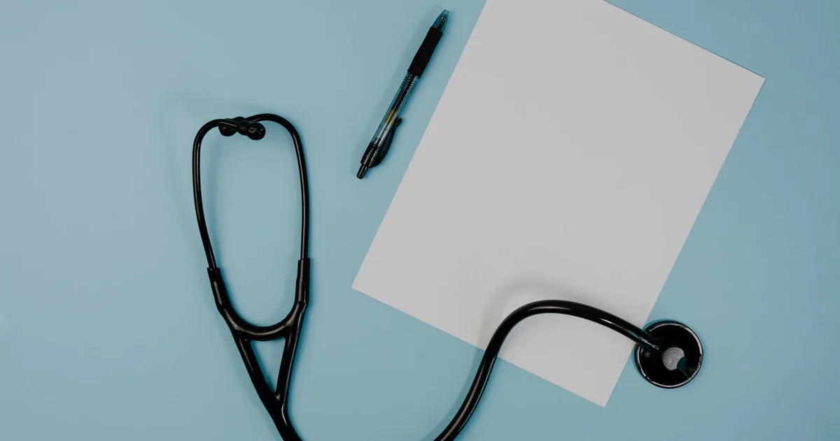 Formulaire de déclaration de santé laissé vierge à côté d'un stylo, symbole de la prévoyance sans questionnaire médical