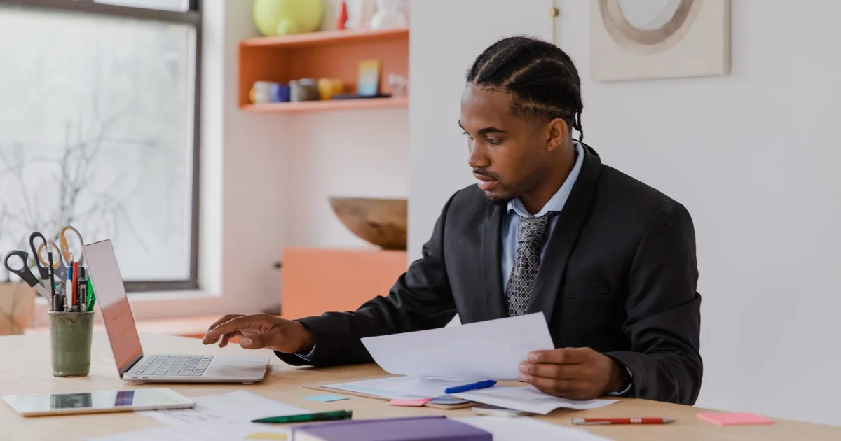 Indépendant consultant ses documents de prévoyance au bureau