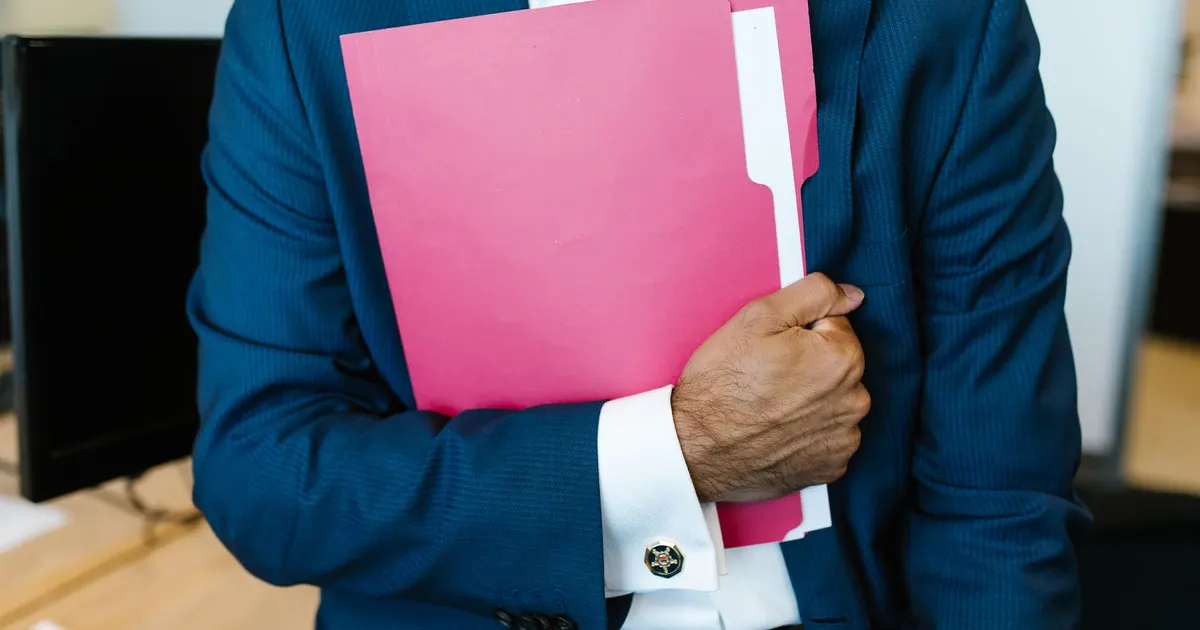 Gérant minoritaire de SARL consultant ses statuts et son bulletin de paie
