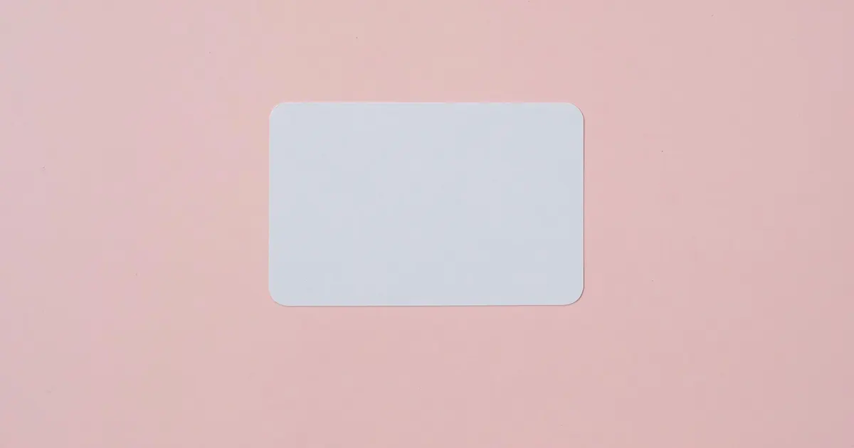 Carte vierge sur fond rose représentant la carte de mutuelle pour le remboursement d'une séance de psychologue