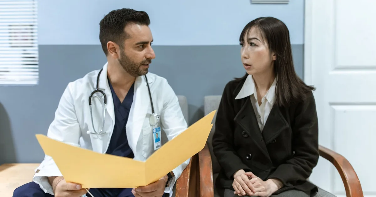 Indépendant remplissant le questionnaire médical de son contrat de prévoyance