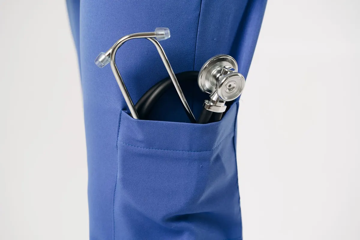 Sacoche médicale et stéthoscope posés sur une table, matériel d'une infirmière libérale en tournée