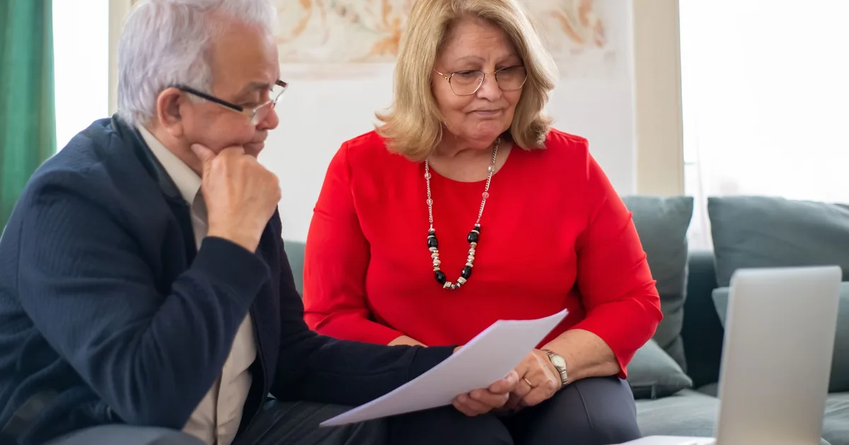 Couple d'indépendants préparant la protection du conjoint survivant