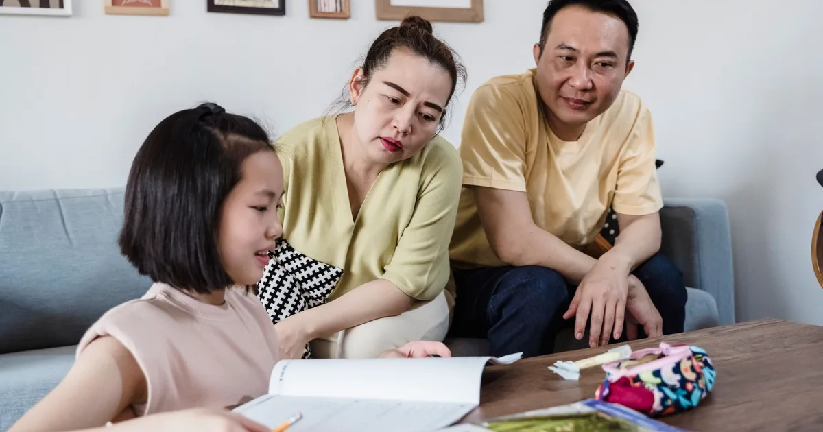 Parent indépendant préparant l'avenir et les études de ses enfants