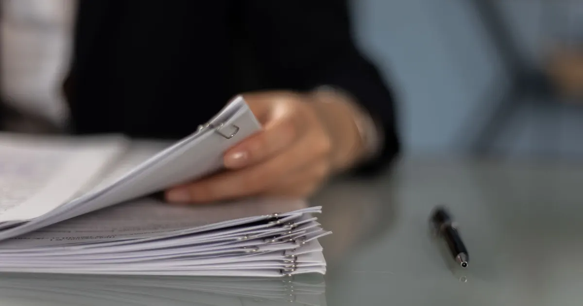 Documents de cotisations sociales et calculatrice sur un bureau d'avocat