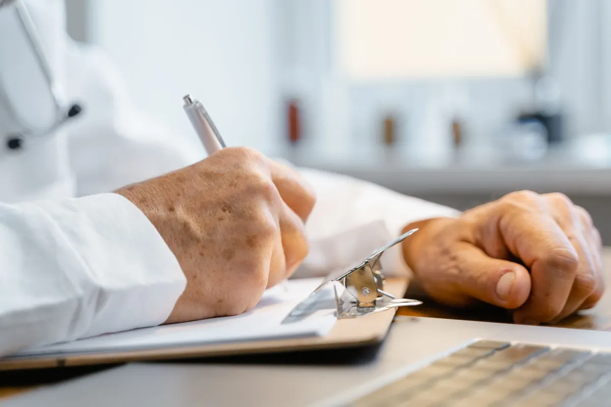 Stéthoscope posé sur des documents administratifs de déclaration URSSAF